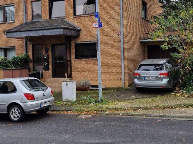 Schönes vermietetes 2 Familienhaus mit 2 Garagen in ruhiger Anliegerstraße in Hürth Fischenich