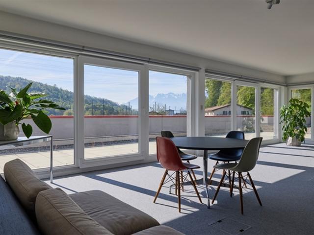 Schönes Verwaltungsgebiet mit großer Terrasse von 200 m²