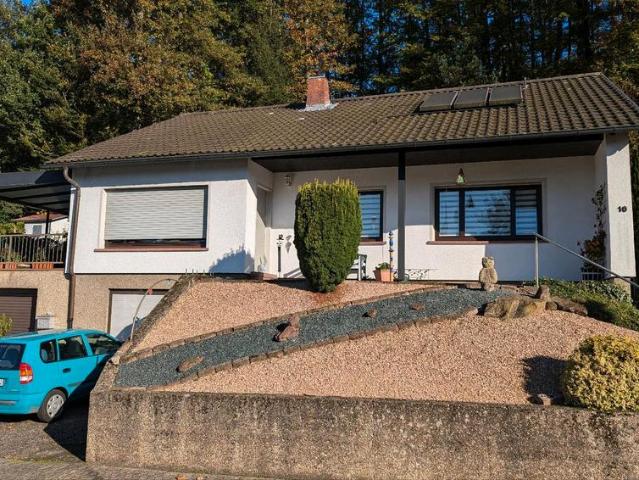 Schönes Wohnhaus mit Einliegerwohnung in ruhiger Waldrandlage