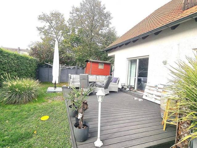 Schönes Zweifamilien oder Mehrgenerationenhaus mit 2 Garagen und 2 Stellplätzen in ruhiger Lage von Herzogenaurach