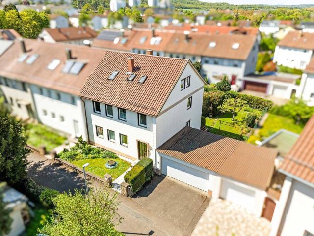 Schönes Zweifamilienhaus mit Garten, Balkon und Terrasse renovierungsbedürftig mit Charme