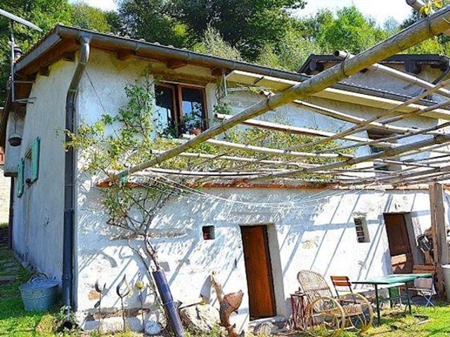 schönes 2 1/2 Zimmer Rustico mit viel Land sehr sonnig, ruhig /Bel rustico di 2,5 locali. con grande terreno, molto soleggiata e tranqulla