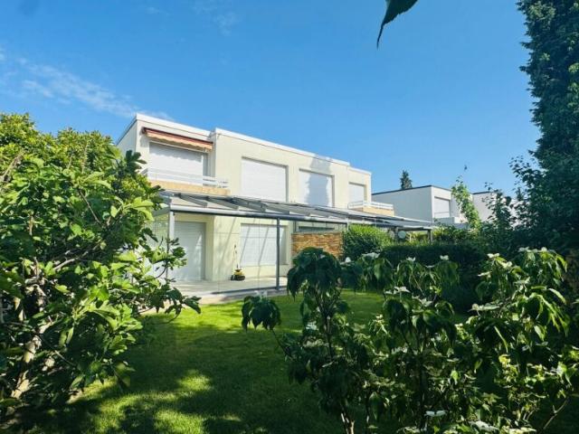 SCHÖNES 6.5 ZIMMER DOPPEL EINFAMILIENHAUS MIT WINTERGARTEN, GARTEN & PARKIERUNG AN TOPLAGE