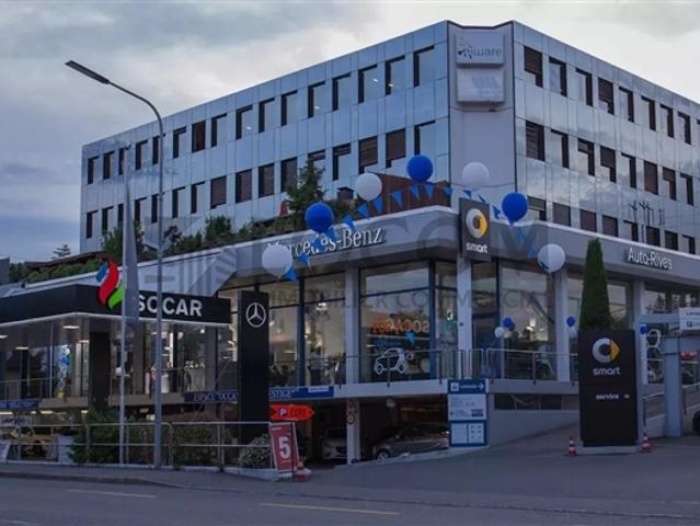 Schreibtisch oder privates Büro mit Blick auf den See