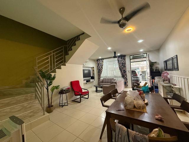SCIENTEX SENAI JAYA HOUSE GOOD CONDITION BIG SIZE BELOW MARKEt