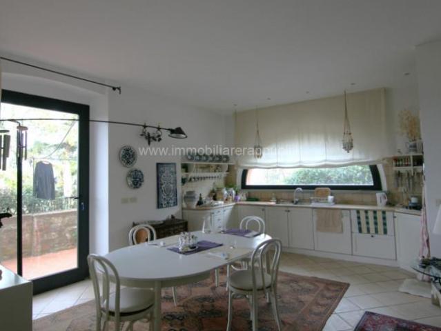 Scrofiano in splendida posizione collinare, immersa nella tr. 199m² Scrofiano