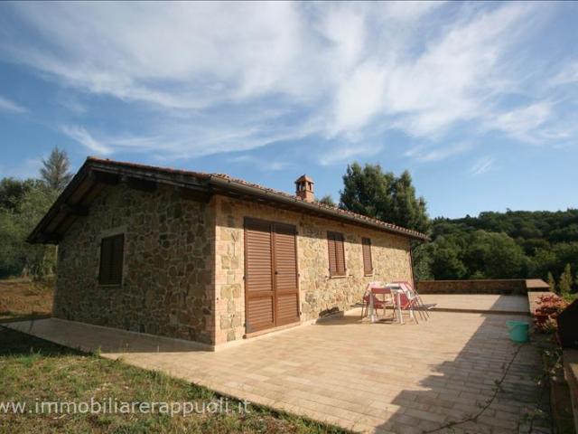 Scrofiano vendesi casa singola in pietra e mattoni immersa n. 71m² Scrofiano