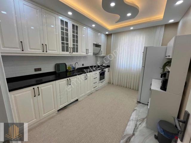 Sağlam'dan Mithatpaşa'da Kiralık 3+1 Müstakil Ev