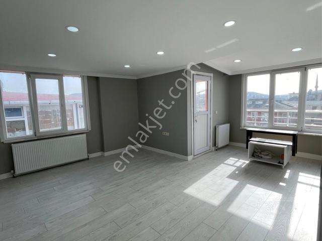 Samandıra Merkezde 170 M2 Satılık 2 Daire Tek Fiyat Çatı Dublels Daire