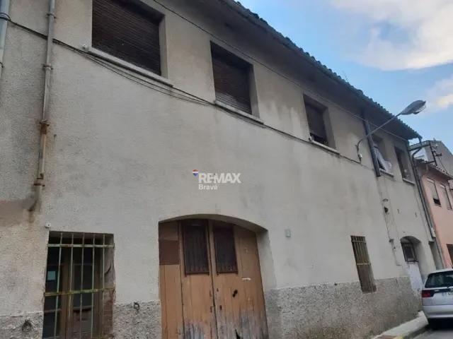 Sant Hilari Sacalm Girona | Edificio con viviendas, local, garaje y terreno edificable