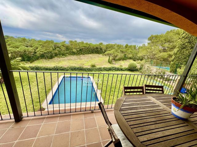 Sant Julià de Ramis · Golf Girona | Villa con piscina y vistas al campo de golf a 15 minutos de Girona