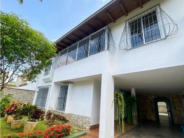 SANTA FE. VENDO CASA DE 350m2 EN CALLE CERRADA