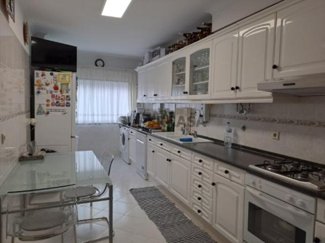 Santa Iria Azóia Excelente apartamento T3 com vista Rio, dispõe de um parqueamento, arrecadação