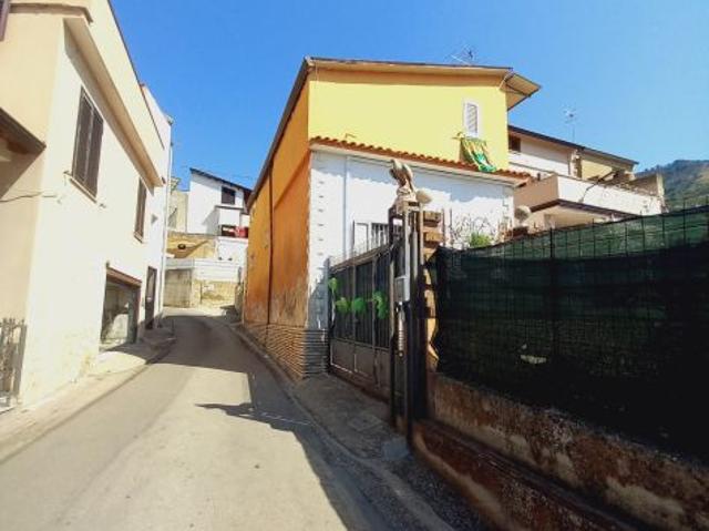 Santa Maria A Vico Semi ndipendente con ampio cortile e piccolo giardino
