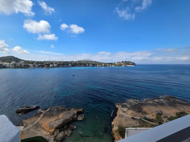 SANTA PONSA, 1ª línea de mar, magnífico apartamento, con vistas espectaculares a la bahía, 2 dormitorios, amplio salón, cocina, 2 baños, amueblado y equipado, piscina, acceso a la playa