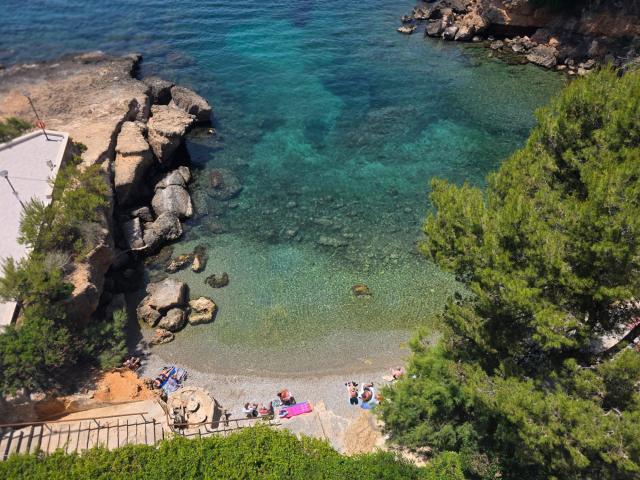 Santa Ponsa. Apartamento en 1ª línea de mar, m´agníficas vistas a la bahía, 1 dormitorio, baño, sala comedor, balcón, asceso directo al mar, piscina, aparcamiento comunitario