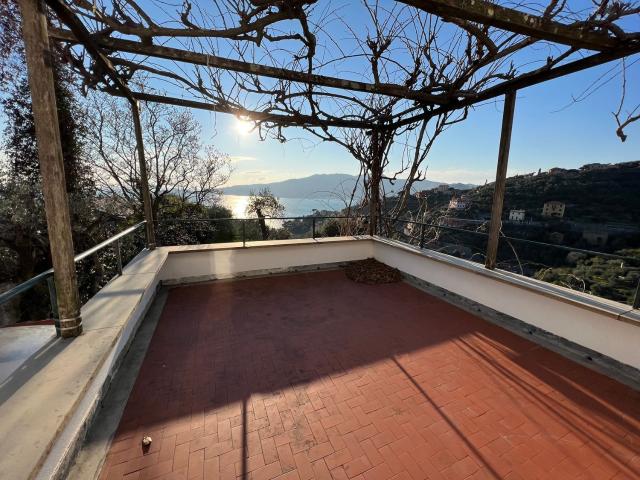 Sant'Ambrogio – Collina di Zoagli | Vista mare, privacy e bellezza senza tempoHD & Remington Realty propone in locazione con contratto prima casa una residenza di charme immersa nella quiete e nella luce della collina di Zoagli, dove il panorama sul mare