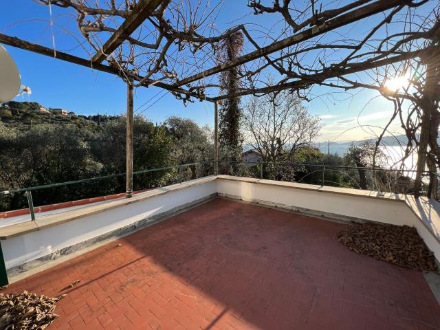 Sant'Ambrogio – Collina di Zoagli | Vista mare, privacy e bellezza senza tempoHD & Remington Realty propone in locazione con contratto prima casa una residenza di charme immersa nella quiete e nella luce della collina di Zoagli, dove il panorama sul mare