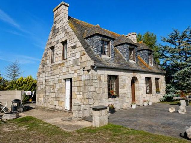 SANTEC – À seulement 200 m de la plage du Billou: maison à réinventer sur belle parcelle exposée