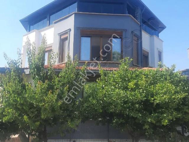 San Gayrimenkul'den Satilik Trıplex Villa