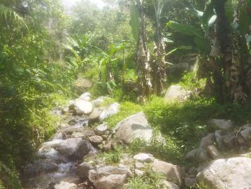 San Francisco Malacatos: Terreno en un lugar tranquilo, con una quebrada que tiene agua todo el año y vista al valle