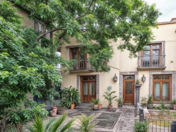 San Miguel de Allende: Imponente Propiedad Multifuncional en Avenida Principal