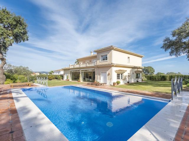 San Roque El Club está situado a tan solo un corto paseo por. 856m² San Roque