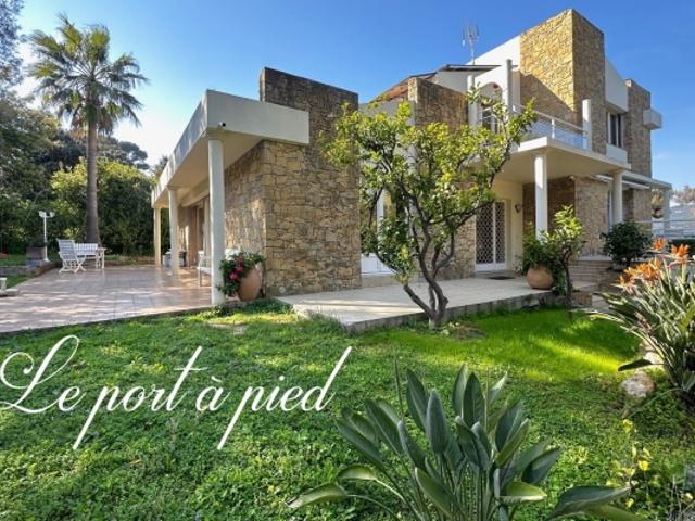Sanary sur Mer, villa atypique avec piscine intérieure, centre ville et port à pied