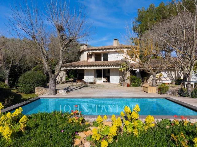 Sanary sur Mer – Villa d’architecte avec piscine, garage et. 166m² Sanary sur Mer