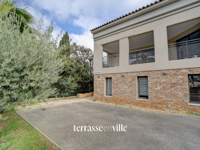 SANARY SUR MER BUREAUX / HABITATION RECENTS 127 M2 TERRASSES DERNIER ETAGE PARKINGS