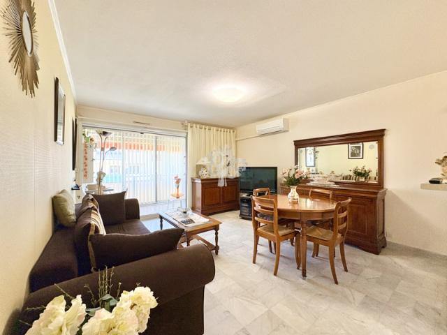 SANARY SUR MER CENTRE VILLE APPARTEMENT DE TYPE 2 AVEC ASCEN