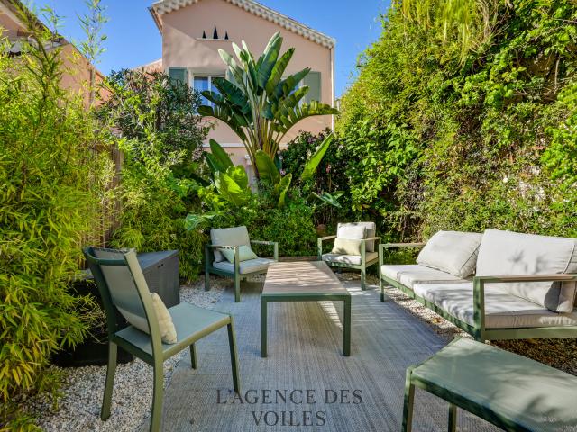 Sanary sur Mer Hyper centre • Maison rénovée avec jardin, à deux pas du port