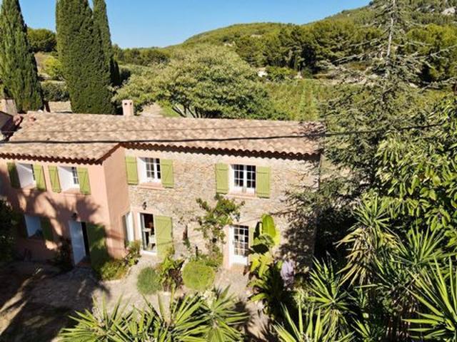 Sanary sur Mer, jolie maison rénovée en pierre de 100 m2 habitables sur 1200 m2 de terrain, cadre campagne et au calme absolu, vue panoramique et apercu mer !