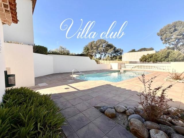 Sanary sur Mer, rez de jardin type villa club dans résidence avec piscine
