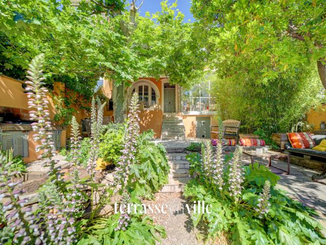 SANARY PORT & PLAGE À PIED MAISON DE CHARME FAMILIALE T7 STUDIO JARDIN CAVE APERÇU MER 980 000€