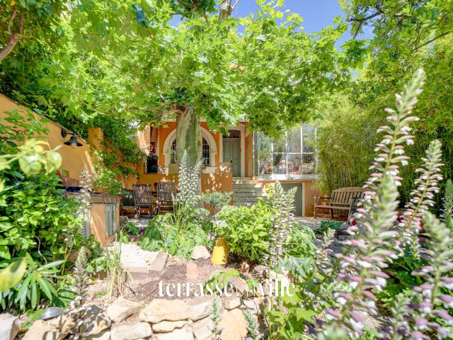 SANARY PORT & PLAGE À PIED MAISON DE CHARME FAMILIALE T7 STUDIO JARDIN CAVE APERÇU MER 980 000€