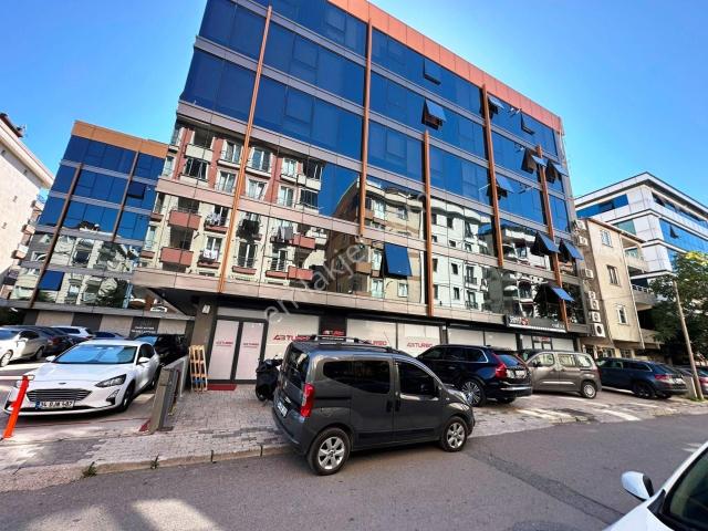 Sancaktepe Metro Yakını 2018 Yapımı Prestijli Plaza Kiralık Ofis