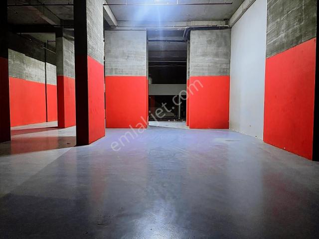 Sancaktepe'de Tır Girişli Lojistiğe Uygun 1690 M2 Kiralık Depo
