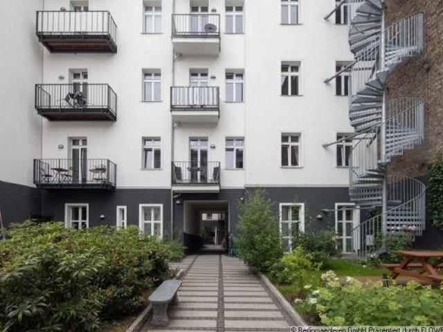 Sanierte 4 Zimmer Altbauwohnung mit 2 Balkonen, Einbauküche und Aufzug