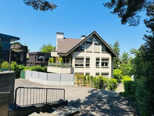 Sanierte 2.5 Zi. Whg. mit Lift, Balkon, Garagenbox & Studio – sofort bezugsbereit
