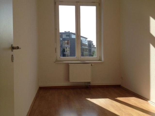 Sanierte 3 Zimmer Wohnung in Zentrum West mit Parkettfußboden und Balkon !