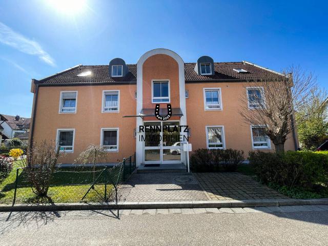 Sanierte 3,5 Zimmer Wohnung mit EBK, Terrasse und Garten in Neutraubling. Frei ab 01.08