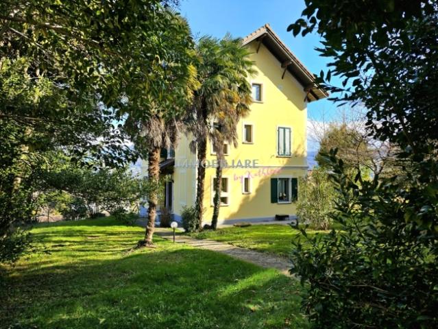 Tessiner Villa mit Weitblick, wunderschönem Garten und Mansardenwohnung