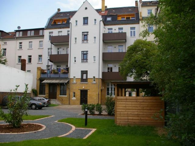 Sanierte Altbauwohnung im Dachgeschoss mit Loggia und Parkettboden !