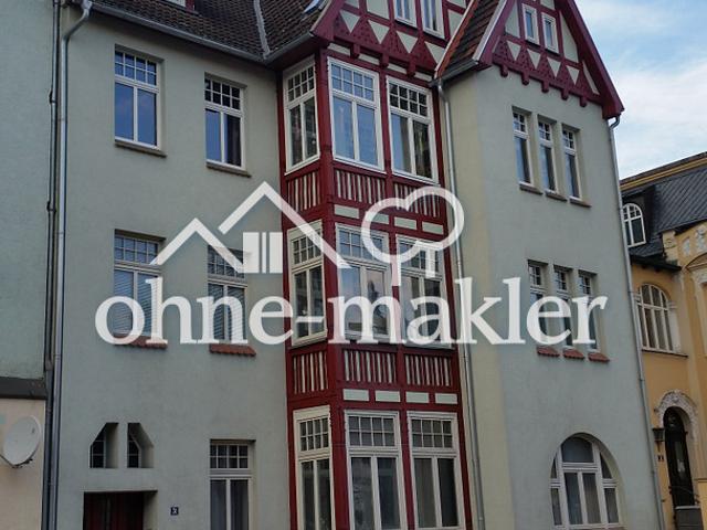 Sanierte Dachgeschosswohnung mit Einbauküche auf der Grimmelallee