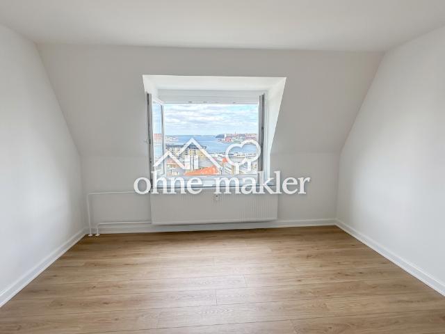 Sanierte Dachgeschosswohnung mit Fördeblick