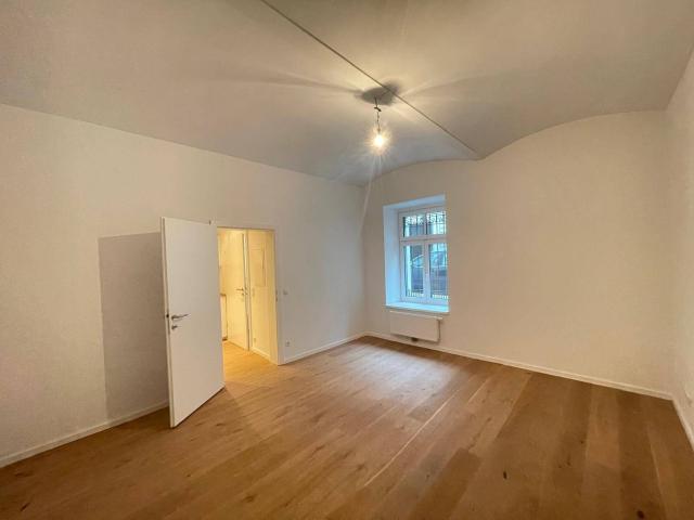 Sanierte Souterrain Wohnung mit straßenseitigem Zugang