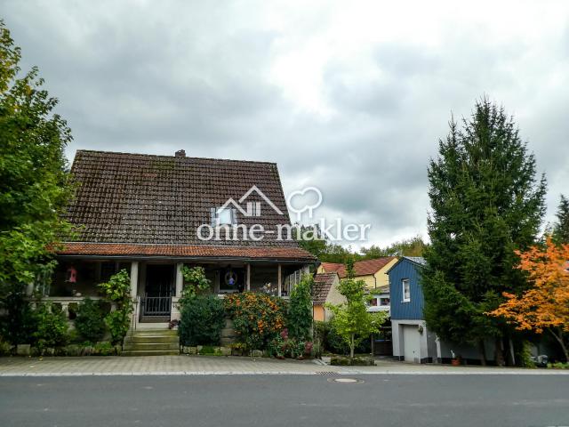 Saniertes Einfamilienhaus mit vermietetem, freistehendem Nebenhaus und Garten
