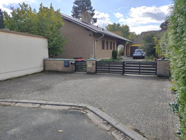Saniertes Einfamilienhaus am Waldrand mit Sonnenterrasse, Garten, Teich und PKW Stellplatz