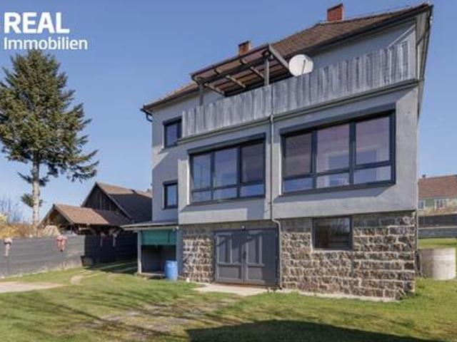 Saniertes Mehrparteienhaus mit großem Garten in ruhiger Lage